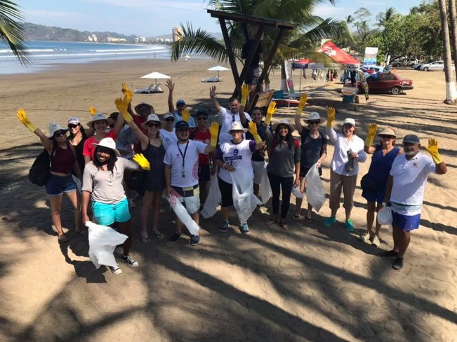 Die Teilnehmer der Beach Clean-up Aktion in Jacó